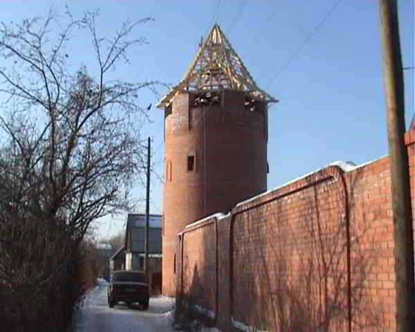 кирпичная башня и забор