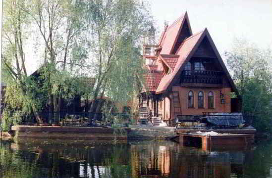 дом у реки